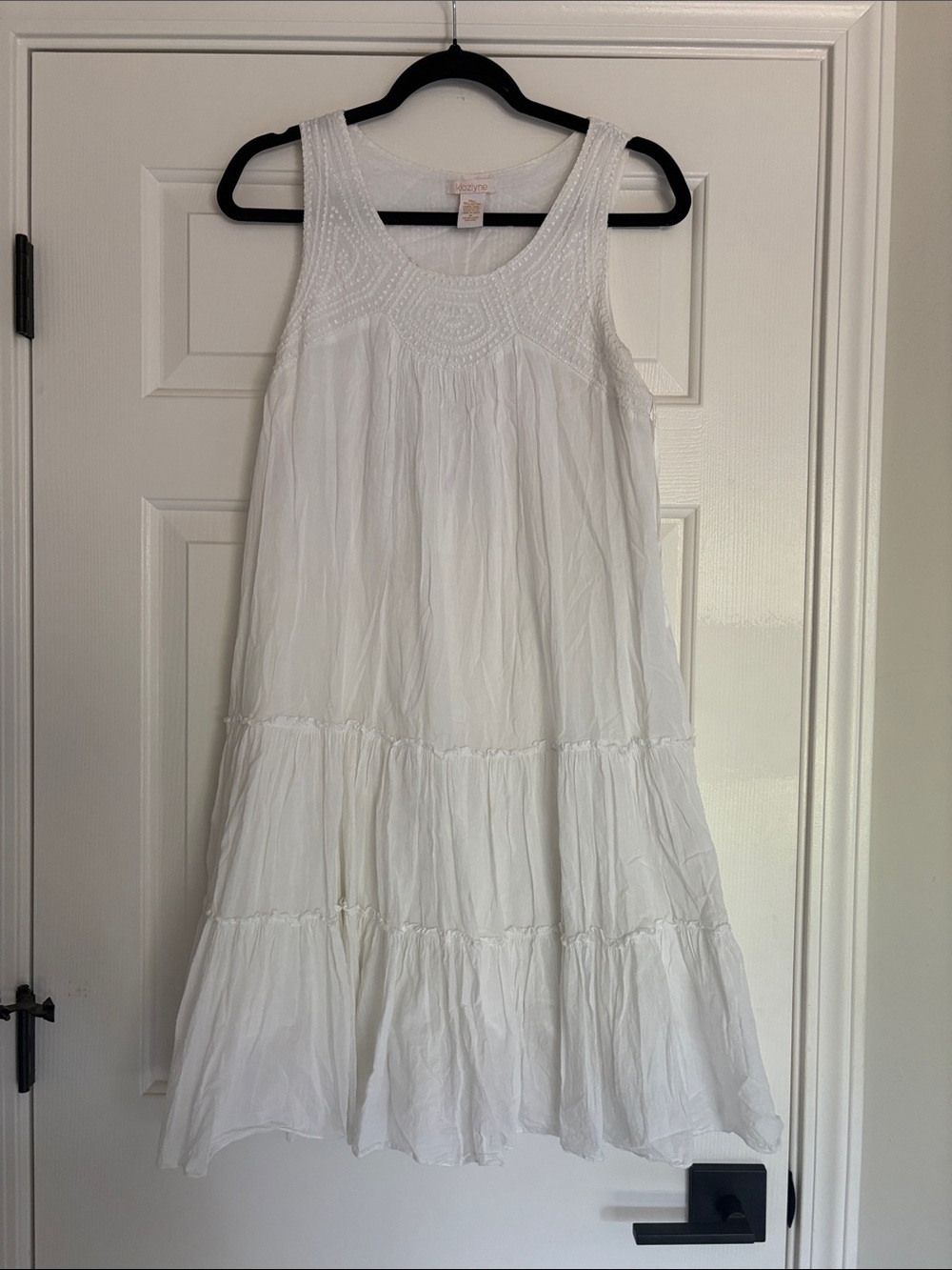 Klozlyne White Embroidered Sleeveless Dress Size Medium